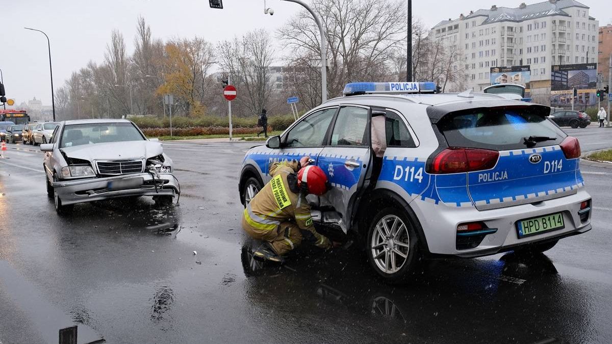 Zderzenie radiowozu z mercedesem na al. Solidarności w Lublinie