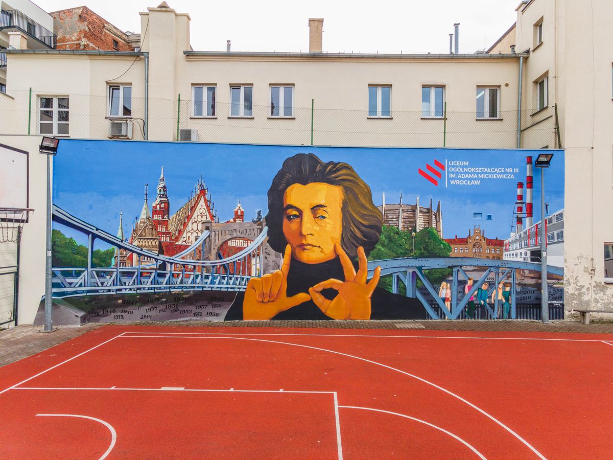 Wrocław. Nowy mural na Nadodrzu. Adam Mickiewicz spogląda na uczniów