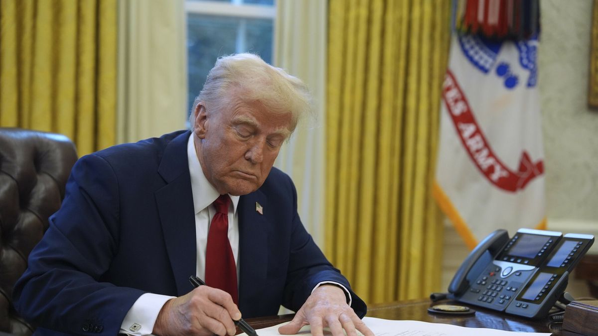 Temporary
President Donald Trump signs executive orders in the Oval Office at the White House, Thursday, Jan. 30, 2025, in Washington. (AP Photo/Evan Vucci)
Evan Vucci