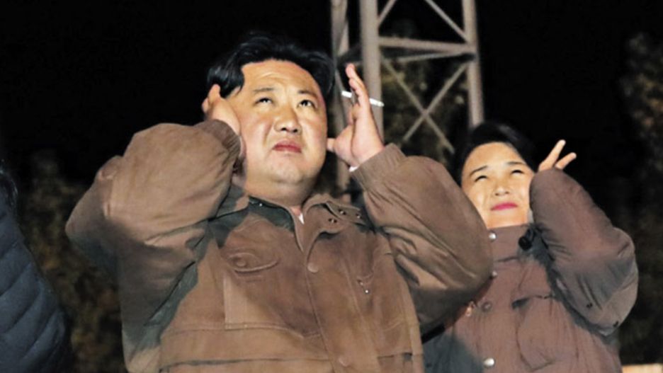  Kim Jong-un, przywódca Korei Północnej, z małżonką Ri Sol-ju przy boku, podziwia moc broni, przygotowanej na Stany Zjednoczone i Koreę Południową
