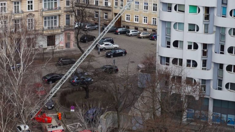 Wrocław. Mieszkańcy Manhattanu przerażeni. Drabina, którą straż przymierzyła do budynku we wtorek, sięga tylko do 7-8 piętra