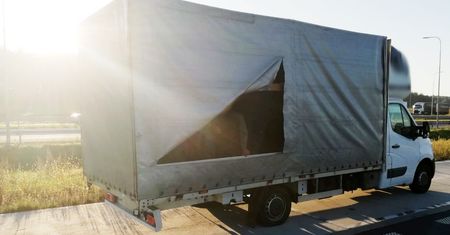 43 migrantów pod plandeką dostawczaka. Kierowca miał więcej na sumieniu