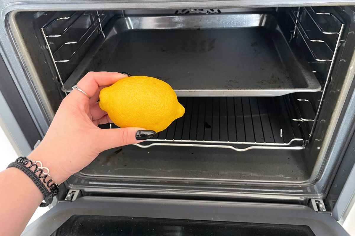 How to clean a burnt oven?