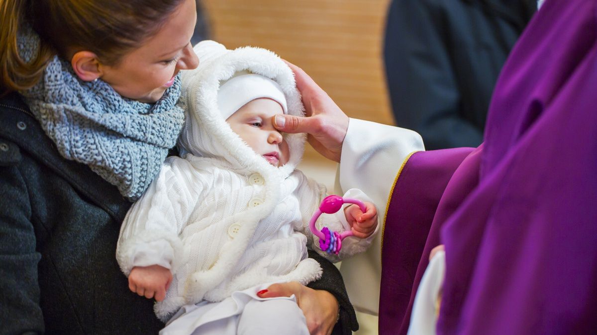 Nowe kryteria obowiązujące kandydatów na rodziców chrzestnych.