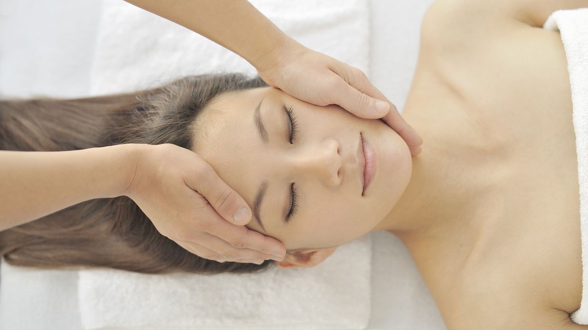 Masaż Kobido to intensywny zabieg, który pobudza ukrwienie i limfę. 