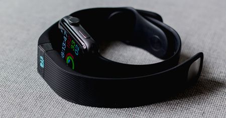 Opaska sportowa a smartwatch: różnice. Podpowiadamy, co dla kogo