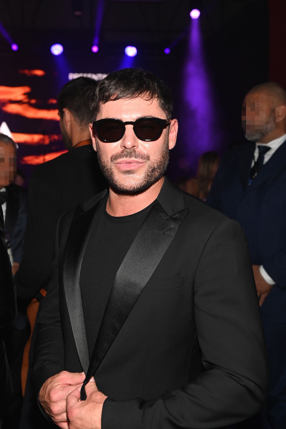 Zac Efron wtapia się w tłum gości na festiwalu w Wenecji