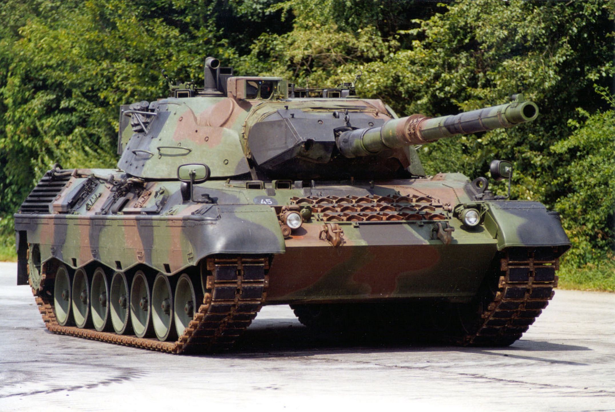 Leopard 1A5, na wieży widoczne elementy układu kierowania ogniem EMES 18