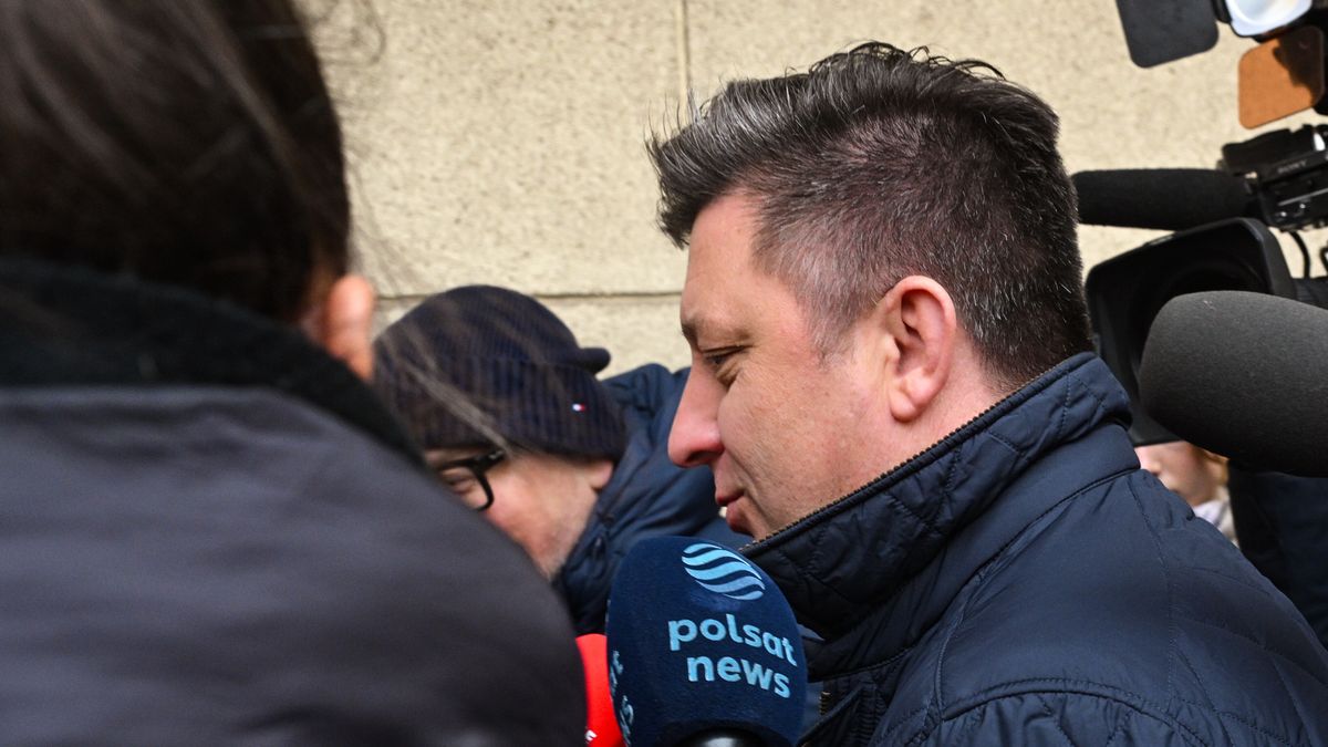Warszawa, 19.12.2025. Europoseł Michał Dworczyk (P) w drodze do Prokuatury Okręgowej w Warszawie, 19 bm. gdzie ma zostać przesłuchany w charakterze podejrzanego i usłyszeć zarzuty w sprawie tzw. afery mailowej. (jm) PAP/Radek Pietruszka