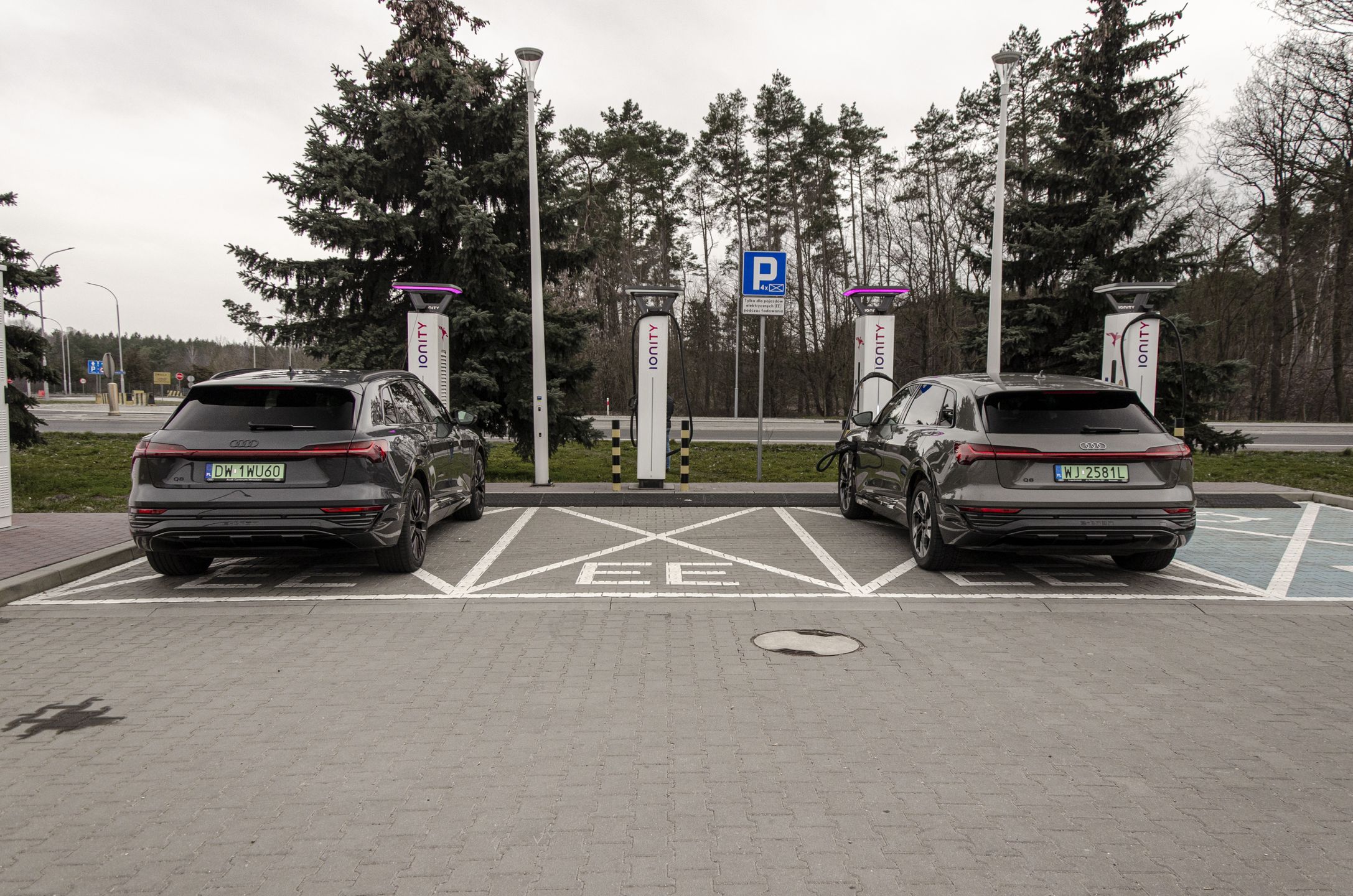 Dwie sztuki audi z dużymi akumulatorami nie zaburzają wzajemnie procesu ładowania w jednym punkcie