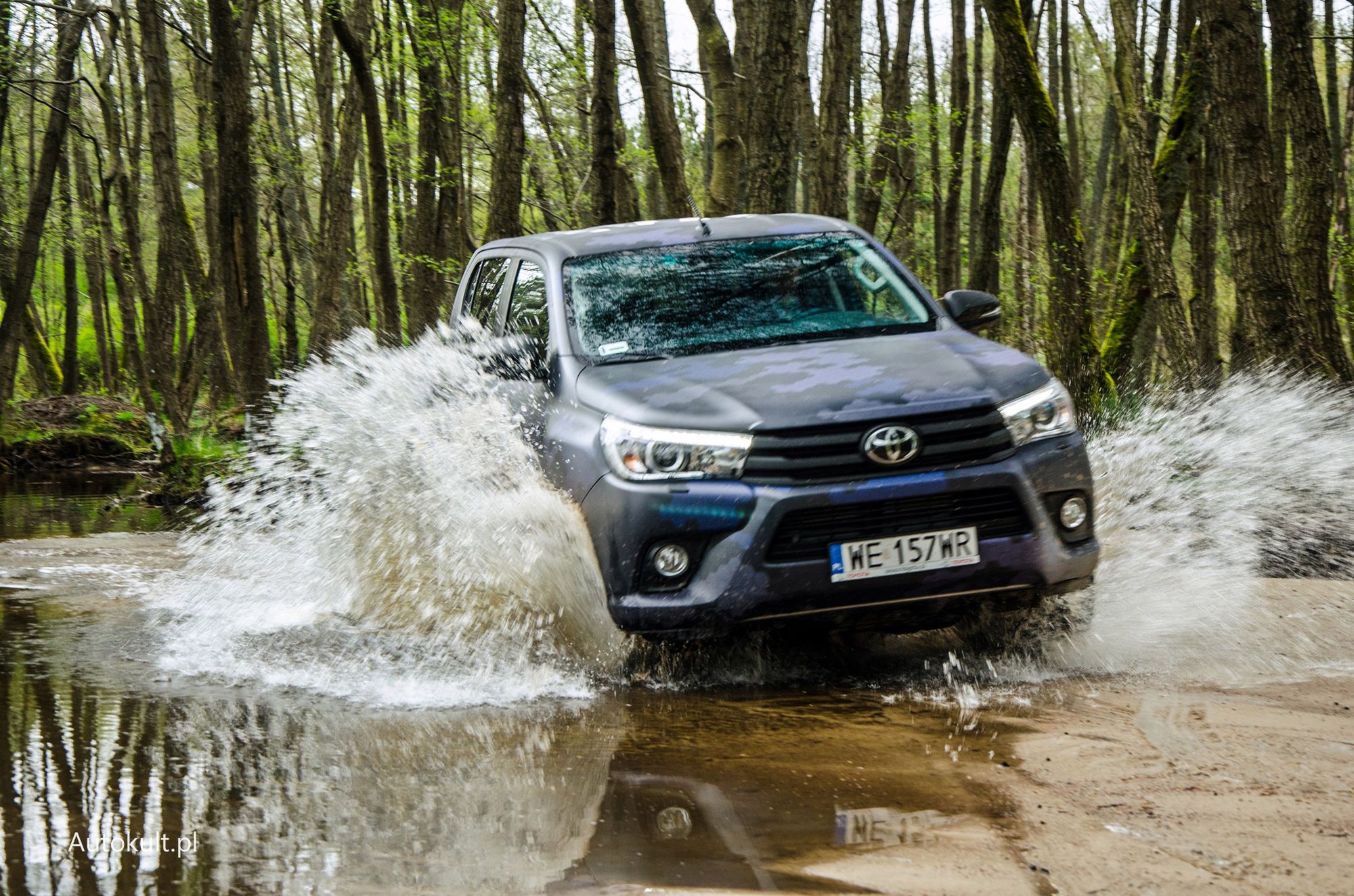 Udało się - resztkami niutonometrów Hilux wygrzebuje się z wody.