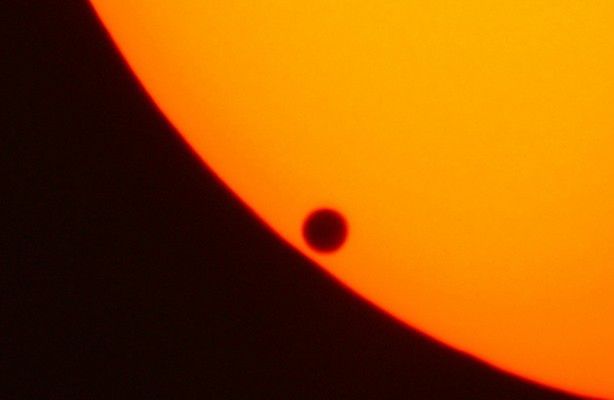 Przejście Wenus przed tarczą Słońca (fot.: Wikipedia / transit Venus 2004)
