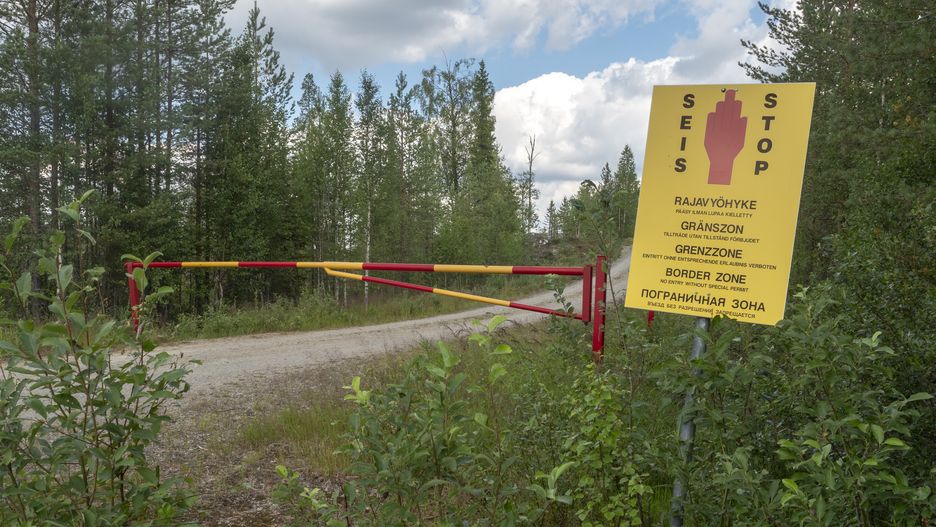 Znak zakazu wjazdu w strefie przygranicznej między Finlandią a Rosją