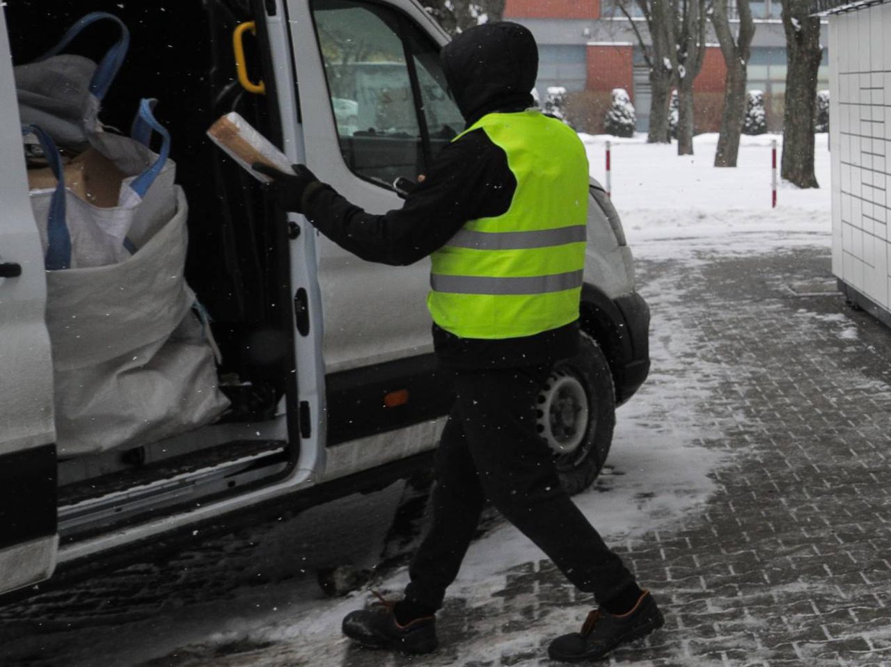 Listopad i grudzień to najgorętszy czas w pracy kurierów - zdjęcie ilustracyjne