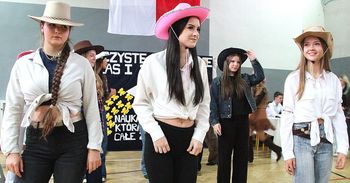 Dąbrowa Górnicza: Ślubowanie "pierwszaków" w V LO im. Zamoyskiego. "Rowerowa przystań" oficjalnie otwarta