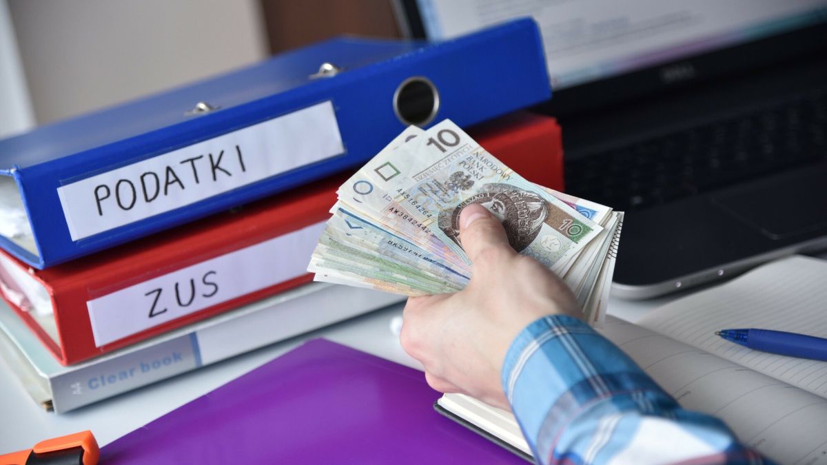 Stock Bart?omiej Magierowski
Fot. Bartlomiej Magierowski/East News. Wroclaw 2.01.2023 Jednoosobowa dzialalnosc gospodarcza - zmiany w skladkach ZUS, podatki i inne zobowiazania. N/z: gotowka, segregatory i laptop.
Bartlomiej Magierowski