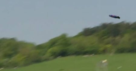 Ubrany w wingsuit Gary Connery wylądował bez spadochronu!