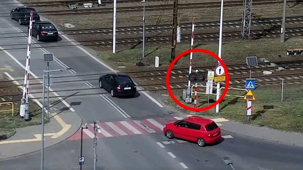 Kierowcy często ruszają, gdy tylko podniosą się zapory