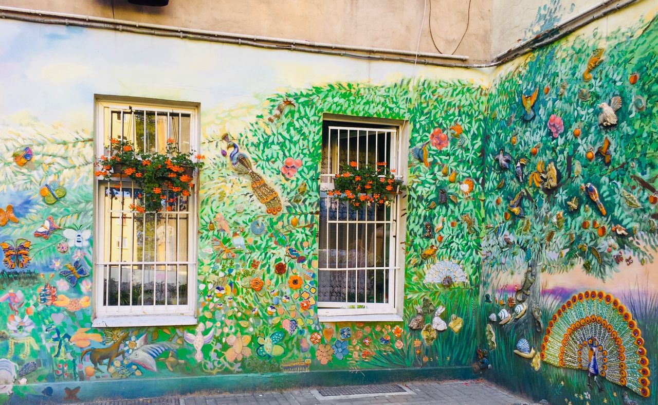 Mural z podwórka przy Roosevelta na wrocławskim Nadodrzu.