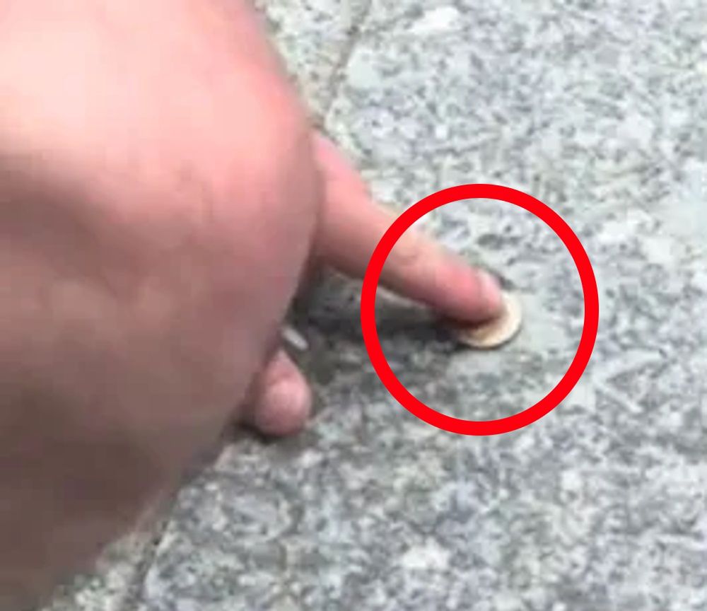 Przykleili monetę do chodnika. "Najdroższe 5 zł w Legnicy"