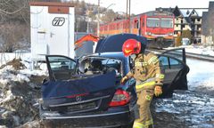Zderzenie auta z pociągiem w Białym Dunajcu. Pasażerowie zakleszczeni
