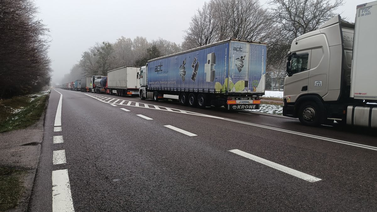 Kolejka ciężarówek przed granicą w Dorohusku