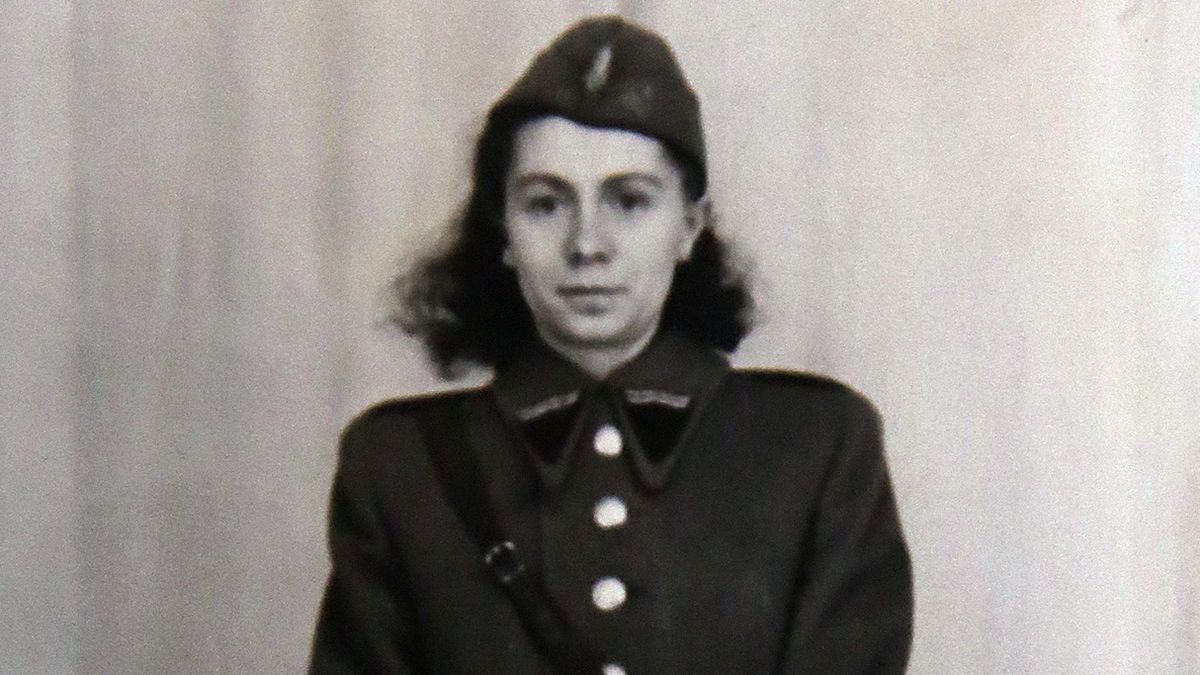 albumWarszawa, 28.12.2016. Jedno ze zdjęć Heleny Wolińskiej - "potwora w mundurze" z albumy wydanego przez węgierską milicję, a przekazanego przez redakcję "Gazety Polskiej" dyrektorowi Muzeum Żołnierzy Wyklętych Jackowi Pawłowiczowi, 28 bm. w Warszawie. (mr) PAP/Tomasz GzellTomasz Gzellalbum, Helena Wolińska, Helena Wolińska-Brus, Jacek Pawłowicz, lena, Muzeum Żołnierzy Wyklętych, potwór w mundurze, muzealne, przekazanie, zbiory