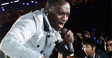Akon powstrzymał bójkę gangów!