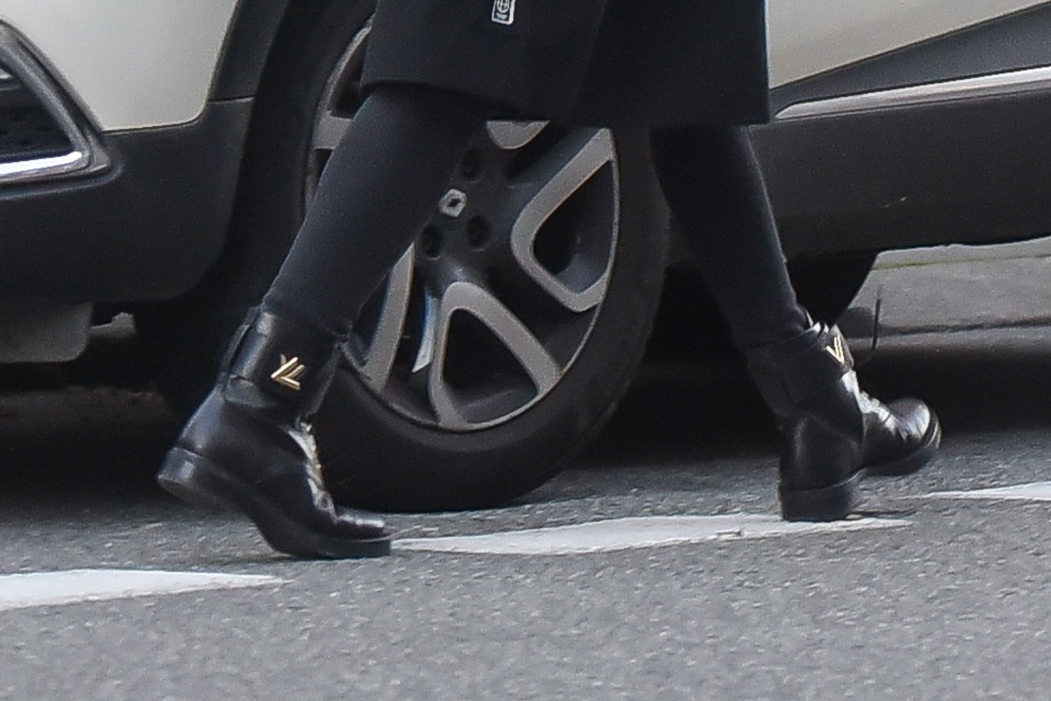 Joanna Opozda drepcze do samochodu w botkach za prawie 6 tysięcy i z torebką za 8 tysięcy