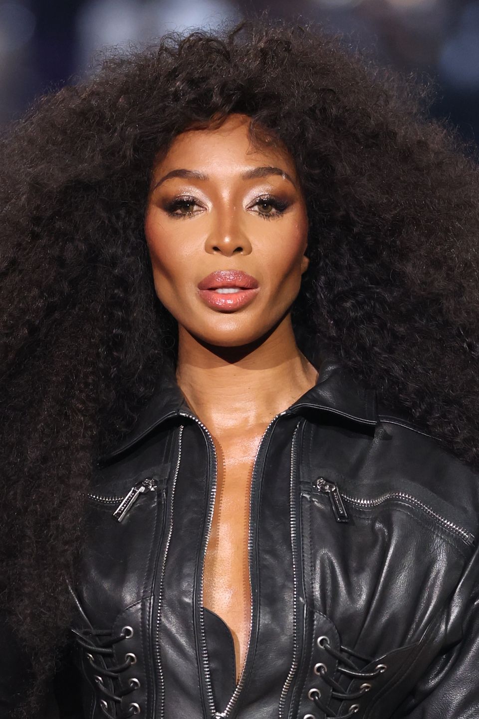 Naomi Campbell paraduje po wybiegu na pokazie Dsquared2