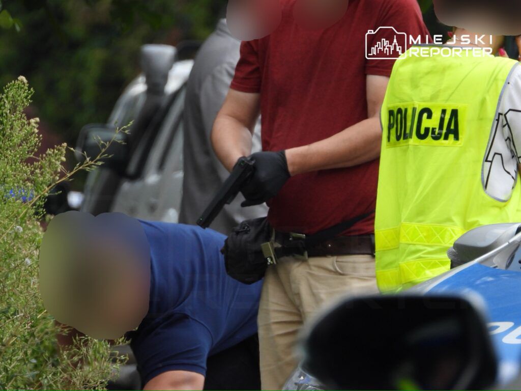 Warszawa: Akcja policji w Ursusie. Celowali atrapą broni do kierowców i załogi policji. Dwie osoby zatrzymane