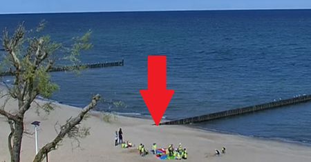 Była 9:54. Plaża była pusta. Nagle taki widok