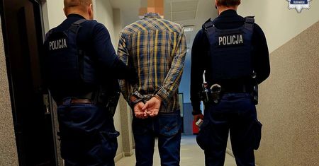 Pomagali jego matce. 54-latek zaatakował ratowników medycznych