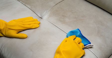 Kanapa będzie jak nowa. Zastosuj genialny trik z TikToka