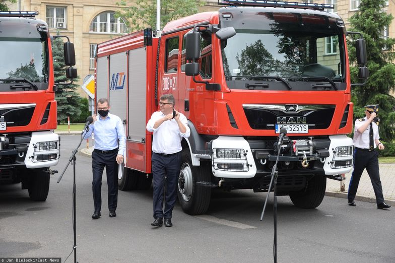 MSWiA tydzień przed głosowaniem zaprosiło gminy do wyścigu o wóz strażacki. 