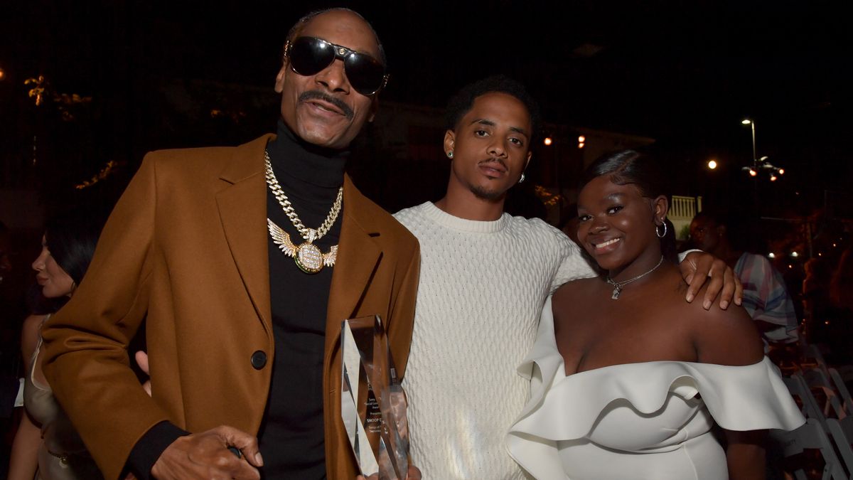SHERMAN OAKS, CALIFORNIA - SEPTEMBER 19: Snoop Dogg, Cordell Broadus and Cori Broadus attend City of Hope: 15th Annual Songs of Hope on September 19, 2019 in Sherman Oaks, California. (Photo by Lester Cohen/Getty Images)