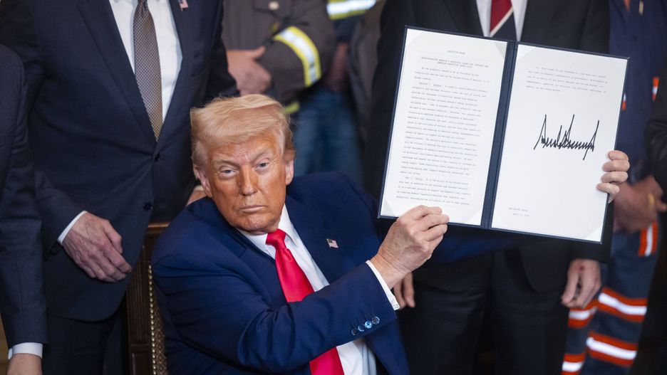 Prezydent Donald Trump podpisuje kilka rozporządzeń wykonawczych