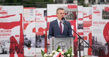 Warszawa. Otwarcie wystawy "TU rodziła się Solidarność" na pl. Piłsudskiego