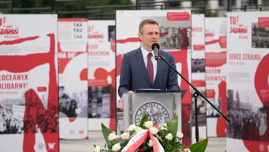  Warszawa. Otwarcie wystawy plenerowej na pl. Piłsudskiego