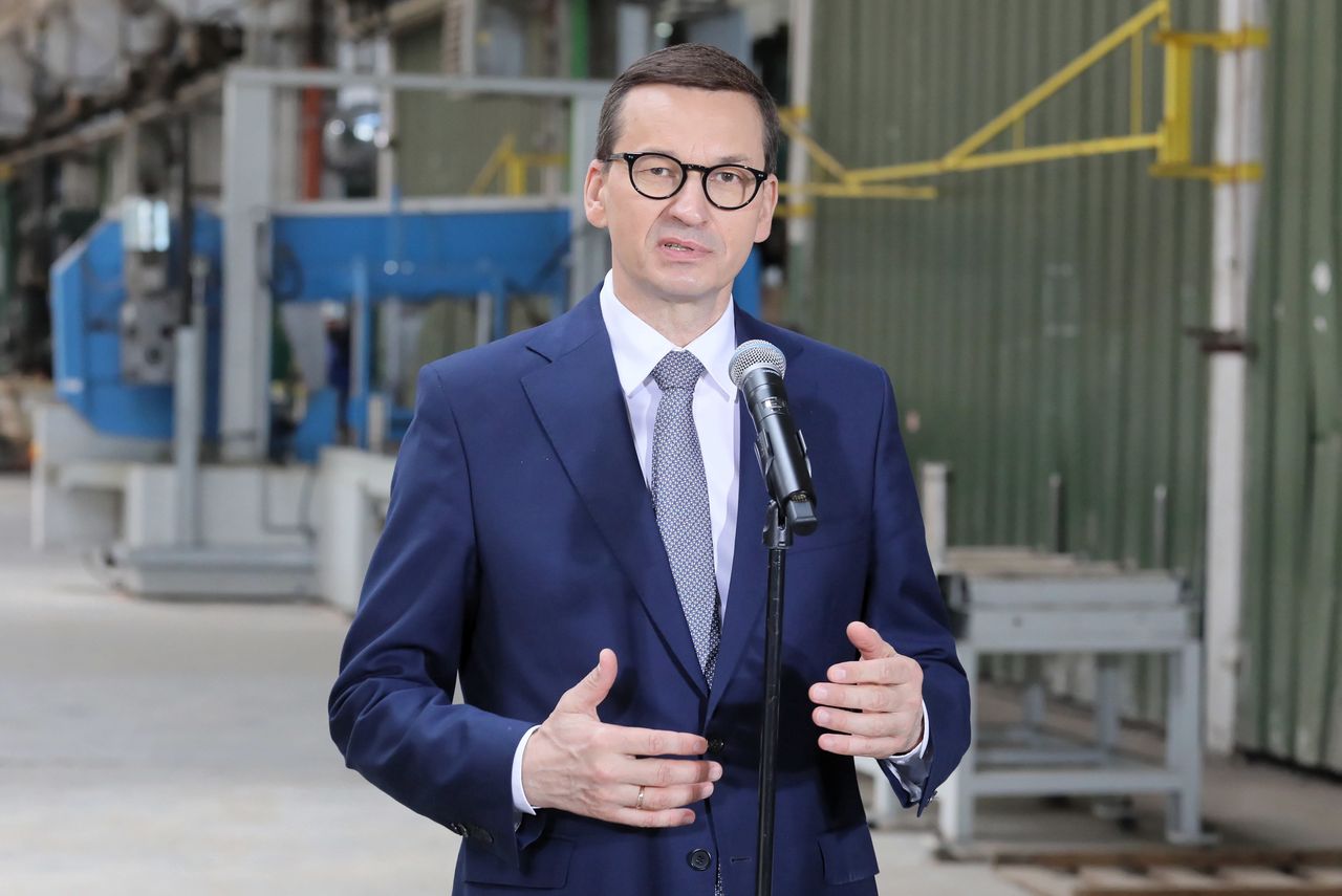 Sochaczew, 02.06.2021. Premier Mateusz Morawiecki podczas konferencji prasowej po wizycie w zakładach ENERGOP w Sochaczewie, 2 bm. Trwa wizyta szefa rządu w województwie mazowieckim. (mr) PAP/Paweł Supernak