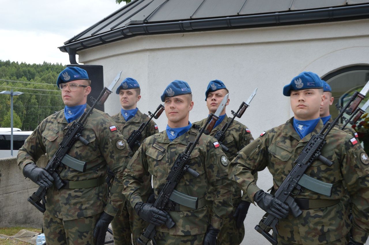 82 rocznica pacyfikacji Michniowa z wojskową oprawą. Przemówienia dłuższe od mszy