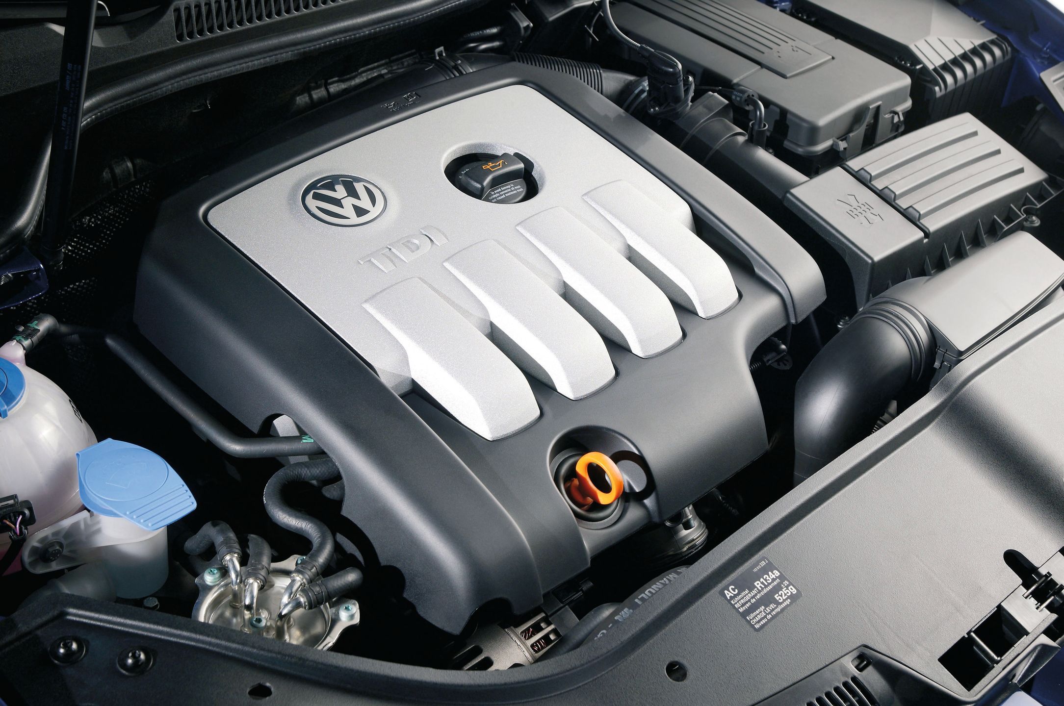 Silniki 1.9 TDI po 2003 roku mają charakterystyczną, biało-czarn
