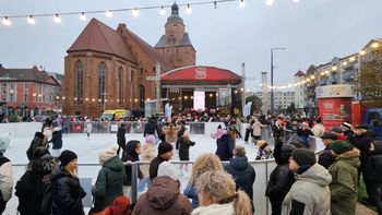 Gorzów Wlkp.: Lodowisko na Starym Rynku już otwarte.