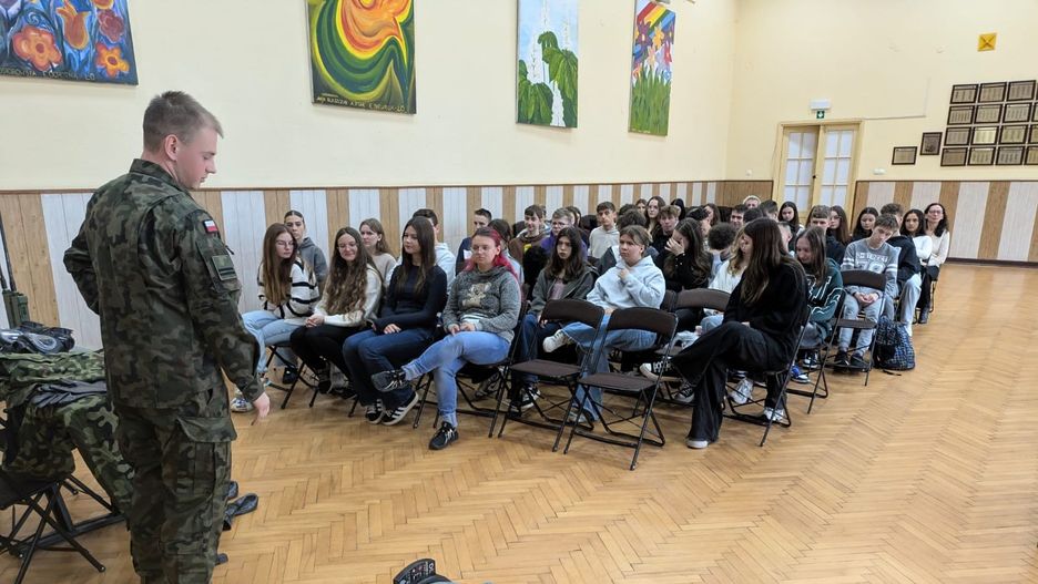 Edukacja z wojskiem. Żołnierze uczą o m.in. bezpieczeństwie w szkole w Gubinie
