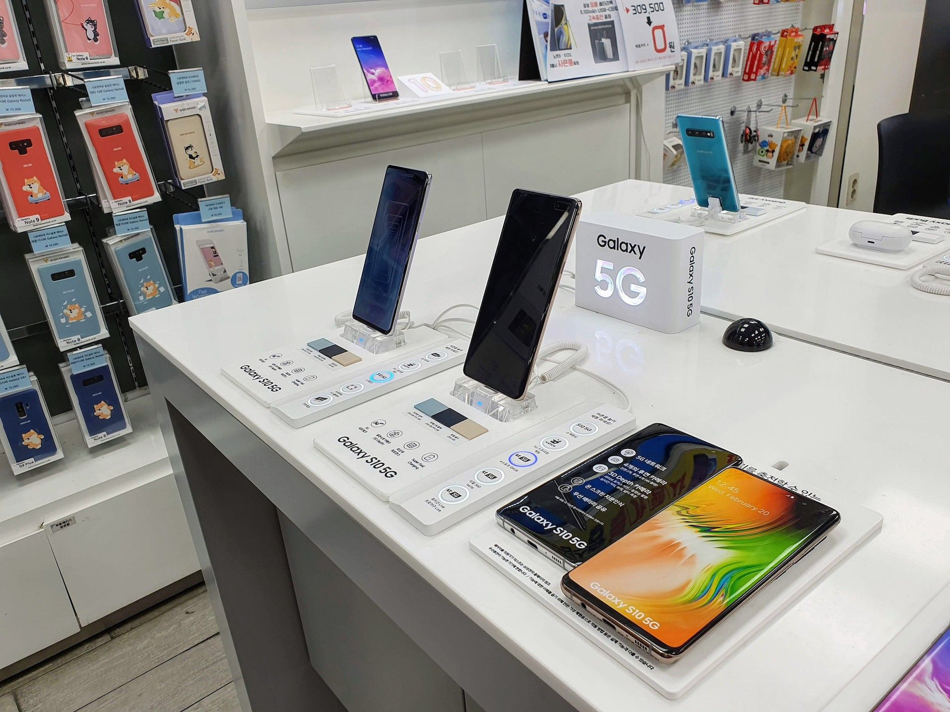 Z wizytą w salonie operatora w Korei Południowej. W tym kraju liczą się tylko trzy marki 8