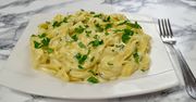 Przyrządzisz go bez trudu. Przepis na smaczny makaron z sosem serowym