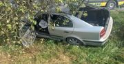 Skoda wypadła z drogi i uderzyła w drzewo. Kierowca nie żyje