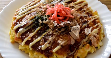 Biorę jajka i kapustę pekińską. Po kwadransie mam pyszny japoński omlet