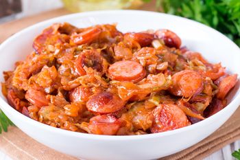 Myślałam, że mój bigos jest świetny, dopóki nie spróbowałam wersji teściowej. Jedna łyżka zmienia wszystko