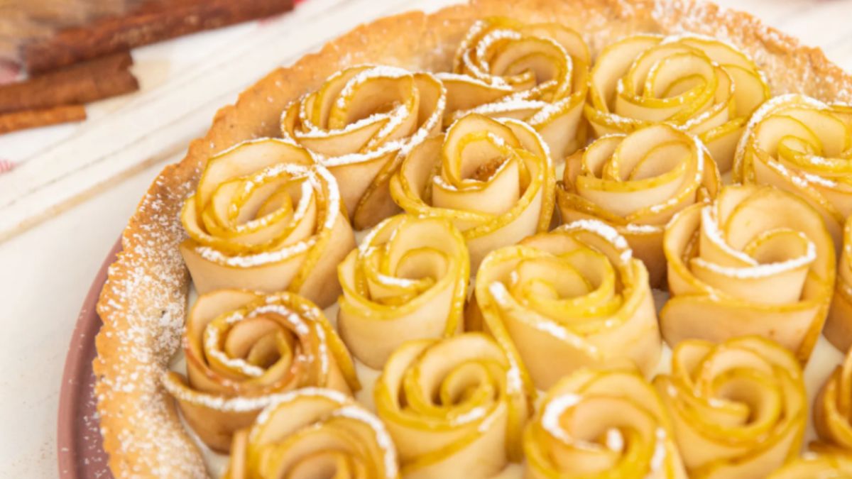 Tarta na Wielkanoc na słodko z budyniem i jabłkami 